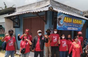 Peduli Warga Kurang Mampu, PSI Adakan Kegiatan Sosial Untuk meringankan beban masyarakat dimasa pademi Covid-19, Partai Solidaritas Indonesia (PSI) kembali mengadakan kegiatan sosial. Sebagai bentuk kepedulian kepada warga kurang mampu, PSI membagi-membagikan ratusan Ricebox di 5 Kecamatan, se-Kabupaten Bandung Barat.