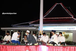 Do’a yang dikemas dalam Pacitan Bersholawat ini digelar di halaman Pendopo Kabupaten Pacitan, dihadiri dan dipimpin langsung Pengasuh Pondok Tremas Arjosari Pacitan Fuad Haris Dimyati, anggota DPR RI Dapil VII sekaligus putra kedua Presiden RI Ke-6 Susilo Bambang Yudhoyono, Edhie Baskoro Yudhoyono