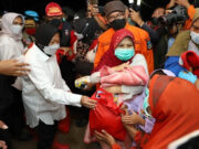 Mensos Risma Tinjau Banjir Bandang di Sukawening Garut
