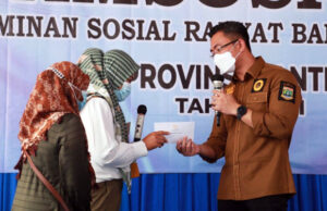 Pemprov Banten Bagikan Rp50 M Bantuan Jamsosratu