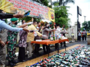Jelang Malam Pergantian Tahun, Polres Banjar Musnahkan Ribuan Botol Miras dan Ratusan Ribu Obat Terlarang