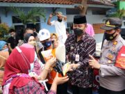 Warga Serbu Minyak Goreng di Sub Terminal Brebes