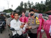 Kapolres Tapsel dan Jajarannya Membagikan Takjil Kepada Masyarakat Penggunana Jalan