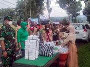 Kodim 0715/Kendal Berbagi Takjil Kepada Masyarakat