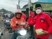 Serentak, Barisan Ormas PBB Kab Bandung Bagikan Takjil dan Masker Gratis