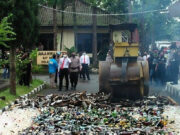 Jelang Ramadhan, Polres Garut Musnahkan Ribuan Botol Miras dan Knalpot Bising