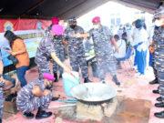 Marinir TNI AL Ajari Warga Merauke Buat Minyak Dari Buah Kelapa