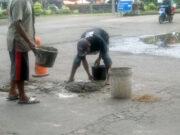 Warga Perbaiki Sendiri Jalan Rusak Jelang Arus Mudik Lebaran