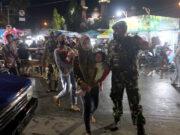 Babinsa Bantu Penyebrang Jalan Raya, “Terima Kasih Pak Tentara”