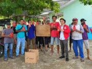 Anggota DPRD Majene dari PSI Bagi-bagi Oli Mesin ke Pengemudi Bentor