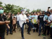 Ridwan Kamil Promosikan Wisata Jabar Selatan Lewat Permainan Layangan di Pantai Palangpang
