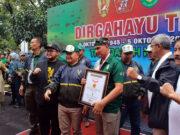 26 Ribu Balon Sarung Santri Pecahkan Rekor Muri