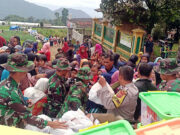 Yonif 315/Garuda Distribusikan Logistik Kepada Warga Terdampak Gempa Cianjur Sampai Lokasi Terisolir