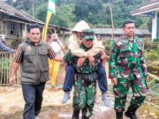 Hadir di Tengah Kesulitan, Danramil 2414/Ciwidey Bawa 3 Warga Sakit Ke RS Dustira