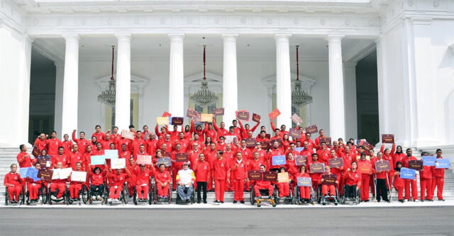 Presiden Jokowi-Beri Penghargaan