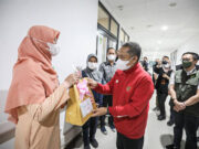 Bunga untuk Pasien dan Nakes, Yana: Semangat Sehat Sambut 2023