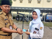 Camat Kedokan Bunder Berikan Kado Sweet Seventeen KTP Elektronik kepada Pelajar