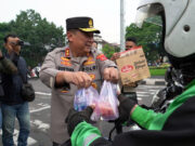 Kapolda Jabar Bagikan Ribuan Takjil Kepada Jamaah Mesjid Lautze Bandung dan Pengguna Jalan
