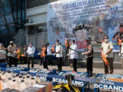 Satpol PP dan Bea Cukai Bandung Musnahkan 4 Juta Batang Rokok Ilegal