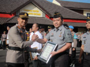 Hasan Basri Kalapas Jember dan Sukarna Trisna Ka KPLP Terima Penghargaan dari Kapolres