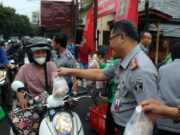 Kepala Lapas Jember Turun ke Jalan, Bersama Jajarannya Membagikan Takjil Gratis