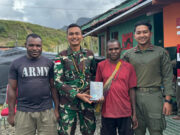 TK Koper Satgas Yonif 509 Kostrad Membagikan Al-Kitab kepada Tokoh Pemuda di Intan Jaya