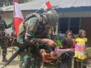 Prajurit Habema Bagikan Mainan dan Baju Gratis Anak-Anak Grinbun