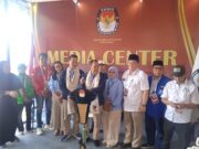 Mendaftarkan Diri Ke KPU Kota Cimahi Pasangan, Ngatiana-Adithia Gunakan Andong