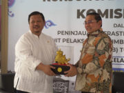 Pj Bupati Sumedang Serahkan Mimbar untuk Masjid Besar Tomo