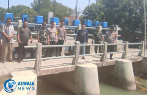 Pastikan Suplai Air Pertanian Tercukupi, Forkompimcam Kedokanbunder Cek Saluran Irigasi