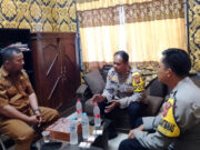 Kapolsek Kotabaru Sambangi Kades Jomin Timur Dalam Rangka Cooling System