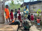 Pastikan Kesehatan Masyarakat Papua Terjamin, Satgas Yonif 131/BRS Patroli Keliling Kampung