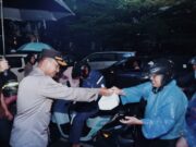 Polrestabes Bandung Berbagi Takjil Menjelang Berbuka Puasa Ramadhan