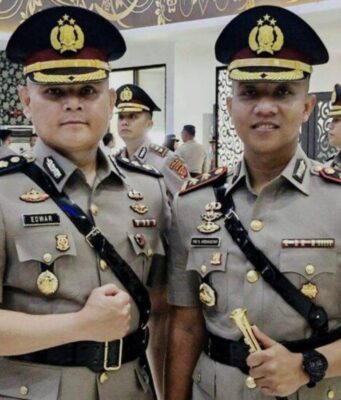 AKBP Edwar Zulkarnaen Serahkan Tongkat Komando Kapolres Karawang Kepada AKBP Fiki Novian Ardiansyah