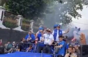 Puluhan Ribu Bobotoh Meramaikan Pawai Juara Persib Bandung ke Gedung Sate