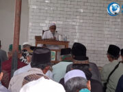 Jamaah Pengajian Rutin Selasa dengan Khidmat Mendengarkan Kajian Tafsir di Pondok Pesantren Al Hikmah 1 Benda