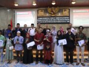 Wali Kota Cirebon Serahkan Buku Nikah, Tekankan Makna Penghargaan atas Ikatan Keluarga
