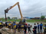 Pengamanan Berlanjut, Polres Karawang Kawal Progres Perbaikan Tanggul Longsor di Telukjambe Barat