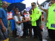 Kapolda Jabar Melalui Kapolres Indramayu, Salurkan Bansos ke Masyarakat di Lokasi Banjir