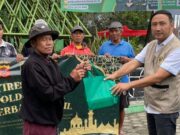 Polda Jabar Berbagi 100 Paket Takjil untuk Yatim dan Warga Rancaekek