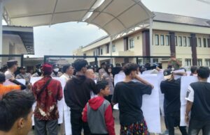 Ratusan Massa FSI Geruduk PN Indramayu, Minta Pelaku Pembunuhan Sekeluarga Dihukum Berat